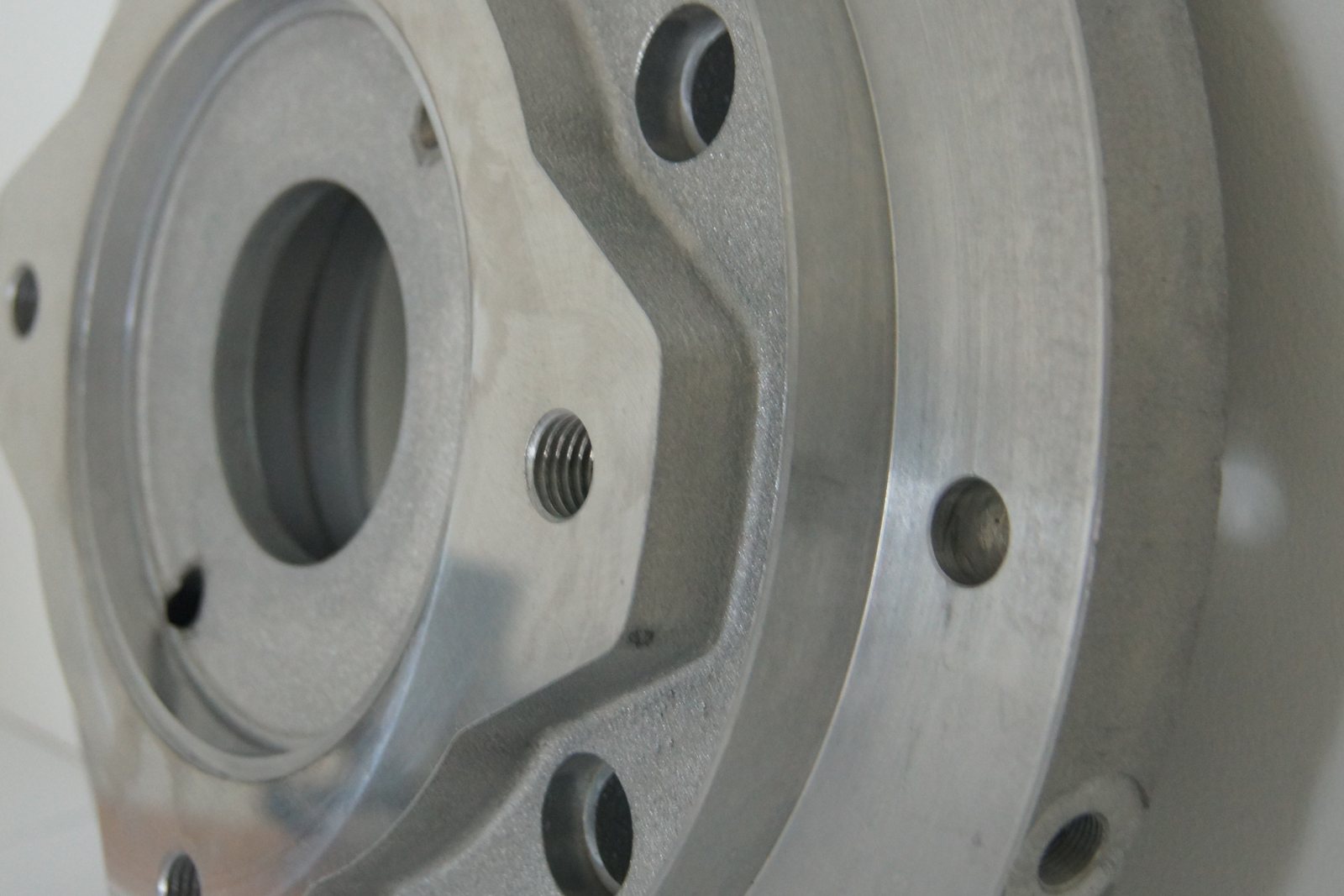 Zbliżenie gwintowanego otworu w detalu obrobionym CNC — gwintowanie CNC HARDPOWER
