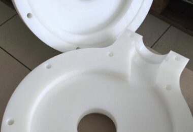Obróbka CNC tworzyw sztucznych — POM, PA, PTFE, PEEK. Na co uważać przy detalach z tworzyw