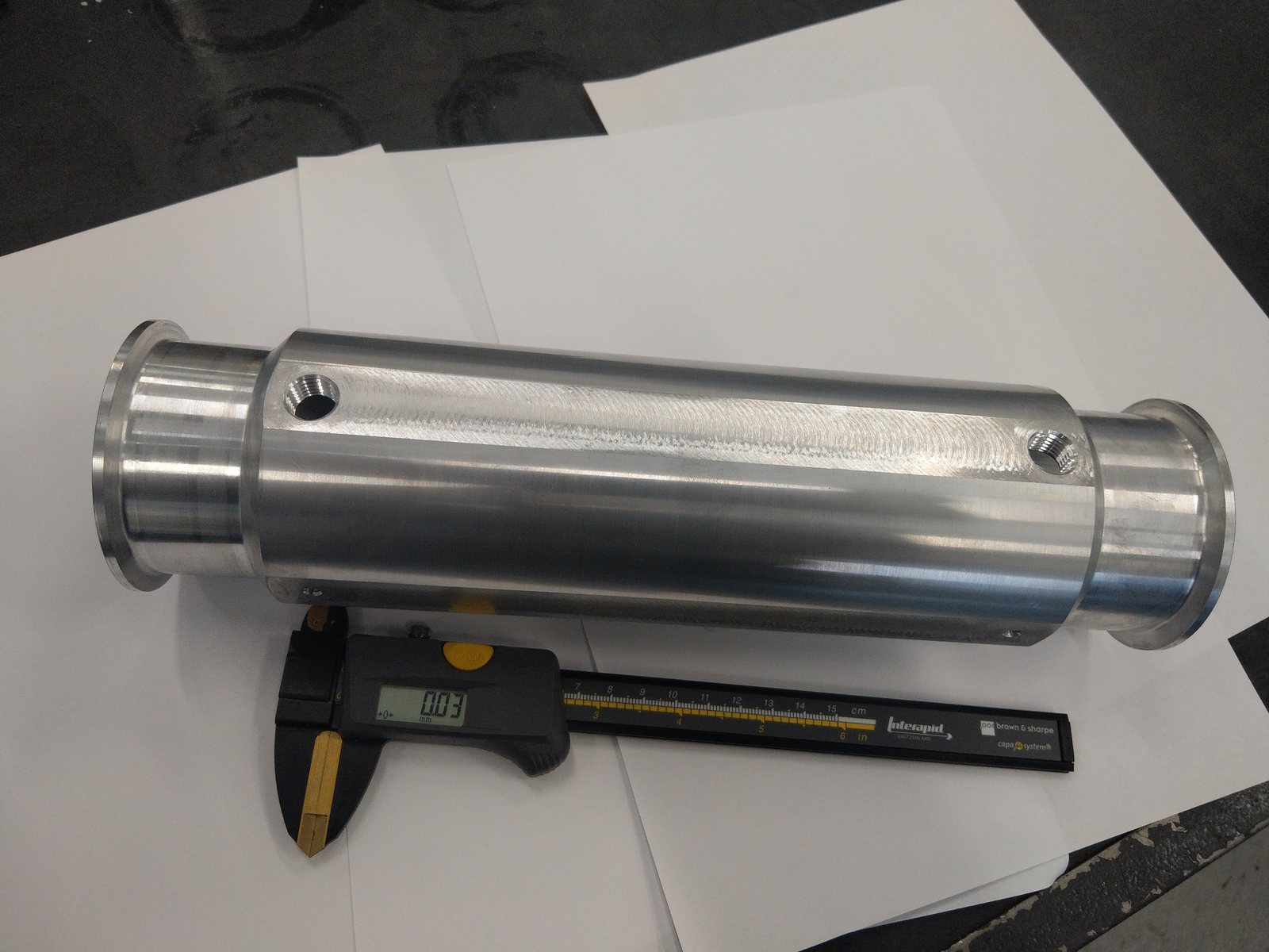 Detal toczony CNC obok suwmiarki cyfrowej — kontrola wymiarów HARDPOWER